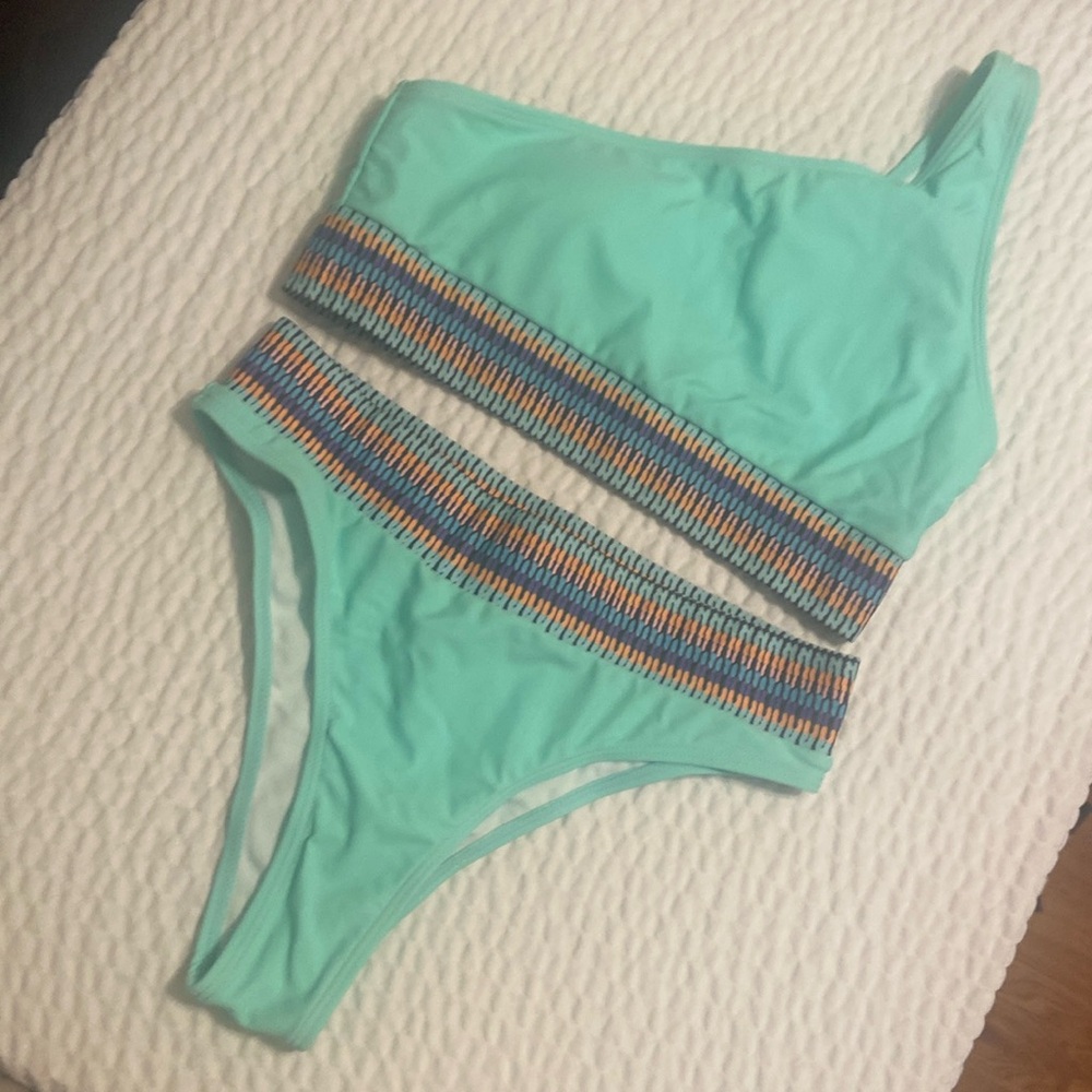 NWOT WOMENS BIKINI SIZE M